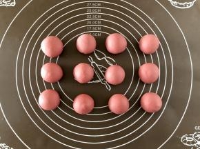 把粉色面团揪成约25g一个的小面团，每一个都揉光滑，用保鲜膜盖好。