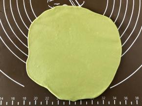 把绿色面团擀平。