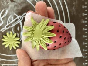 草莓蒂底部沾一点水，粘在草莓粗的一端。