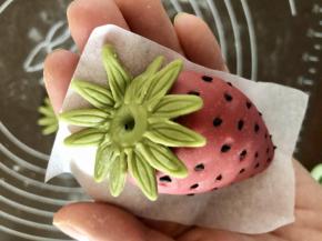 用筷子头按压一下，叶子和草莓粘紧，同时一压叶子就翘起来了，更有立体效果。