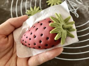 搓一个小条，粘在筷子戳的小洞里，做蒂把。