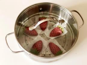 草莓全部做好后，放入蒸屉盖好盖子，放温暖的地方发酵至1.5至2倍大，用手指轻轻按压表面，压痕会恢复就发酵好了。