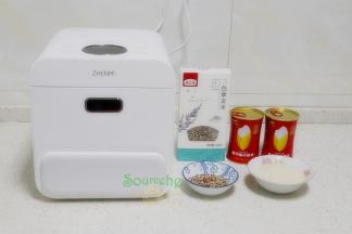 食材：大米150克、藜麦米（三种颜色红色、紫色、黄颜色混合）50克。
工具：臻米蒸汽电饭锅锅，这种电饭锅可以把大米里的糖过滤，米汤分离，米饭粒粒分明，香软可口，但是含糖极低，煮藜麦饭最合适不过了，我是用这个电饭锅给我爸妈煮饭，很喜欢吃。