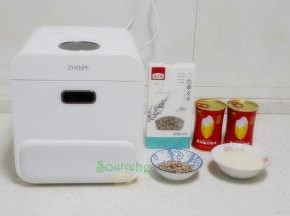 食材：大米150克、藜麦米（三种颜色红色、紫色、黄颜色混合）50克。
工具：臻米蒸汽电饭锅锅，这种电饭锅可以把大米里的糖过滤，米汤分离，米饭粒粒分明，香软可口，但是含糖极低，煮藜麦饭最合适不过了，我是用这个电饭锅给我爸妈煮饭，很喜欢吃。