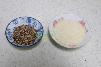 大米挑选，闻起来有淡淡的稻米香味，粒粒饱满，有自然的光泽。藜麦米有三种颜色，可以一起煮，这样煮的米饭不仅好看，更有食欲，营养价值都是一样的。