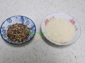 大米挑选，闻起来有淡淡的稻米香味，粒粒饱满，有自然的光泽。藜麦米有三种颜色，可以一起煮，这样煮的米饭不仅好看，更有食欲，营养价值都是一样的。