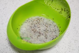 大米、藜麦米混合之后清洗干净，用冷水浸泡15分钟，沥干水。藜麦米外壳比较硬，浸泡的时间至少15分钟。