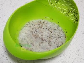 大米、藜麦米混合之后清洗干净，用冷水浸泡15分钟，沥干水。藜麦米外壳比较硬，浸泡的时间至少15分钟。
