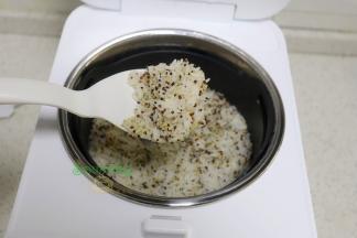 开盖之后，用饭勺松散米饭，粒粒分明，不沾不腻，香飘四溢。没有菜也可以吃上2碗，真的太香了。