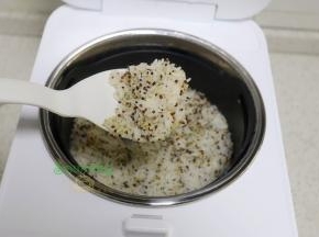 开盖之后，用饭勺松散米饭，粒粒分明，不沾不腻，香飘四溢。没有菜也可以吃上2碗，真的太香了。