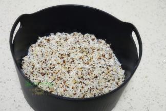 洗净大米、藜麦米放过滤糖的甑内，然后放入电饭锅，倒入适量的水。一杯米需要电饭锅刻度一格的水，根据自己的米用来，倒入水。