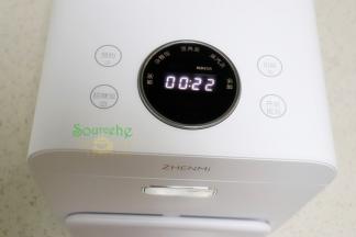 合上盖子，按煮饭键，时间约22分钟，煮的藜麦饭，焖3分钟。