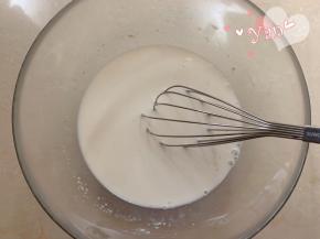 提前一晚做中种面团。将常温牛奶倒入盆里，加酵母和细砂糖，用蛋抽搅拌至干酵母完全溶解。
