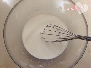 提前一晚做中种面团。将常温牛奶倒入盆里，加酵母和细砂糖，用蛋抽搅拌至干酵母完全溶解。