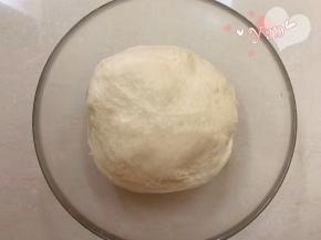 除黄油外的主面团材料和发酵好的中种面团，先液体后固体的顺序放入面包机桶内。揉面20分钟后再加入黄油揉15分钟。