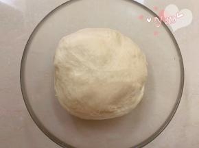 除黄油外的主面团材料和发酵好的中种面团，先液体后固体的顺序放入面包机桶内。揉面20分钟后再加入黄油揉15分钟。