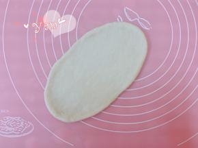 取一个面团擀开，拍掉边上的气泡。