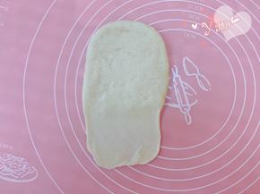 翻面，底下擀薄。