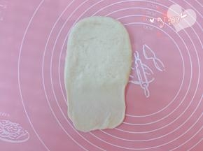 翻面，底下擀薄。