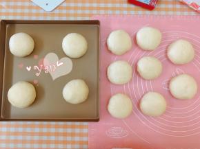 醒好的面团轻拍排气，称重后平均分成12份，滚圆。