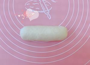 自上而下卷起，捏紧收口。