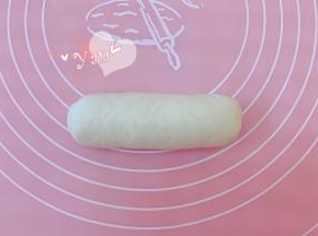 自上而下卷起，捏紧收口。