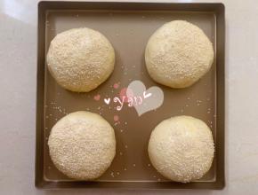 发酵好的面团表面刷上全蛋液，撒上白芝麻。