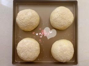 发酵好的面团表面刷上全蛋液，撒上白芝麻。