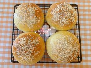 烤好的面包脱模，放晾网上晾凉，密封保存。