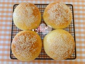 烤好的面包脱模，放晾网上晾凉，密封保存。