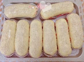 发酵好的面团表面刷上全蛋液，撒上白芝麻。