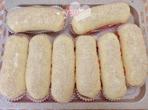 发酵好的面团表面刷上全蛋液，撒上白芝麻。