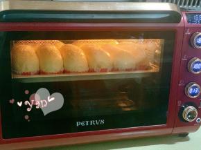 放入提前预热好的烤箱，中层，上下火，180度烤18分钟。上色及时加盖锡纸。