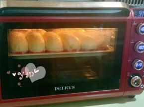 放入提前预热好的烤箱，中层，上下火，180度烤18分钟。上色及时加盖锡纸。