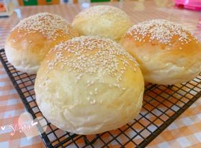 烤好的面包脱模，放晾网上晾凉，密封保存。