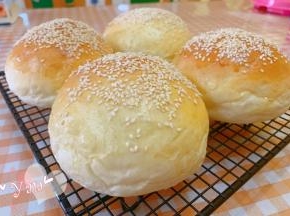 烤好的面包脱模，放晾网上晾凉，密封保存。