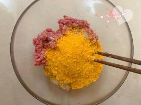 倒入适量面包糠拌匀。