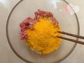 倒入适量面包糠拌匀。