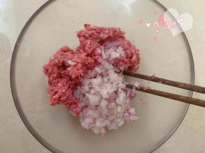 自制汉堡猪肉饼。半个洋葱切碎下油锅翻炒一下，加入猪绞肉里拌匀。