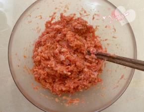 加入一点牛奶，1个鸡蛋，盐、生抽、黑胡椒粉、糖、食用油，顺着一个方向搅拌上劲，放入冰箱冷藏片刻。