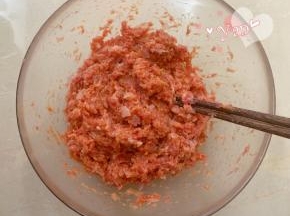 加入一点牛奶，1个鸡蛋，盐、生抽、黑胡椒粉、糖、食用油，顺着一个方向搅拌上劲，放入冰箱冷藏片刻。