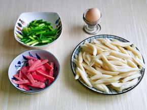 准备食材，香肠切条，蒜薹洗干净切段。