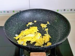 鸡蛋磕碗里打散，起油锅，倒入蛋液小火煎至表面凝固，再铲碎，盛出备用。