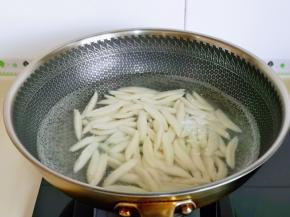 锅中加入水烧菜，下剪刀面，大火煮。