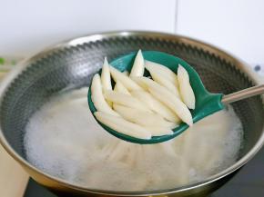 煮至漂浮在水面上，捞出过冷水。