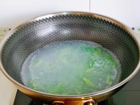 借助煮剪刀面的水把蒜薹焯30秒，捞出过冷水。