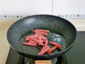 起油锅，加入切好的红肠煸炒。