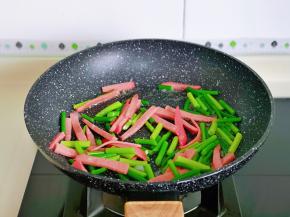 再加入焯水的蒜薹，小火翻炒均匀。