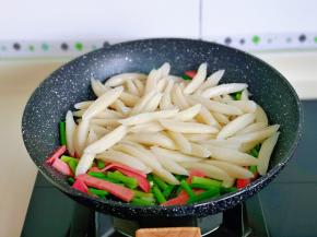 加入煮熟的剪刀面，小火翻炒均匀。