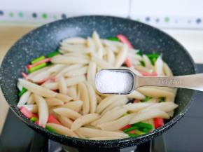 按个人口味加入盐。